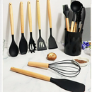 Kit Chef Elegance: 10 Utensílios de Cozinha em Silicone com cabo de Madeira e de BRINDE ganhe um Pegador de Salada e um Porta Utensílios MAIS um E-BOOK EXCLUSIVO com receitas fáceis e práticas para o seu dia a dia.