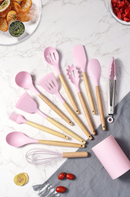 Kit Chef Elegance: 10 Utensílios de Cozinha em Silicone com cabo de Madeira e de BRINDE ganhe um Pegador de Salada e um Porta Utensílios MAIS um E-BOOK EXCLUSIVO com receitas fáceis e práticas para o seu dia a dia.