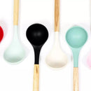 Kit Chef Elegance: 10 Utensílios de Cozinha em Silicone com cabo de Madeira e de BRINDE ganhe um Pegador de Salada e um Porta Utensílios MAIS um E-BOOK EXCLUSIVO com receitas fáceis e práticas para o seu dia a dia.